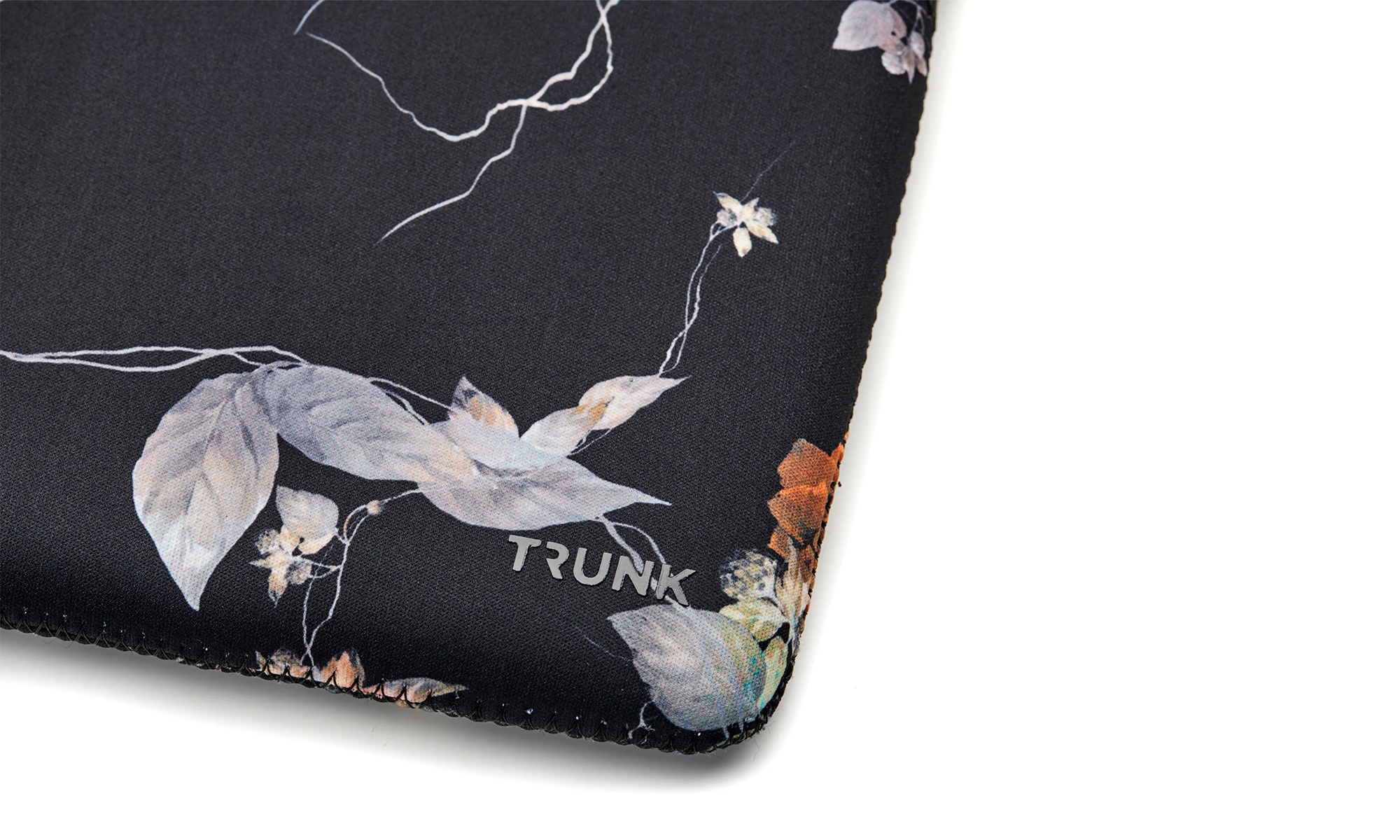 Husa din neopren pentru MacBook Pro 14" 2021, model A2442 TRUNK Black Flower, neagra cu model floral Husa din neopren pentru MacBook Pro 14" 2021, model A2442 TRUNK Black Flower, neagra cu model floral